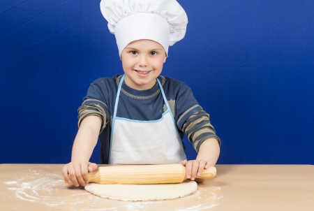   a child preparing a pizzaの写真素材