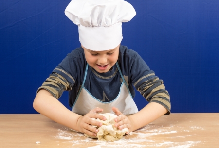  a child preparing a pizzaの写真素材