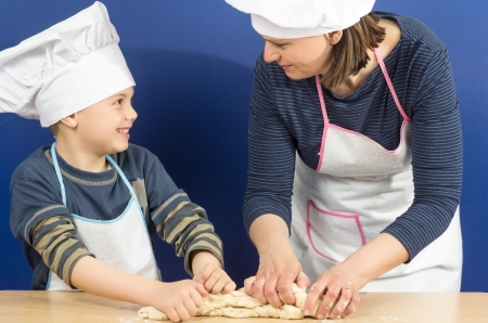  mother and son preparing a pizzaの写真素材