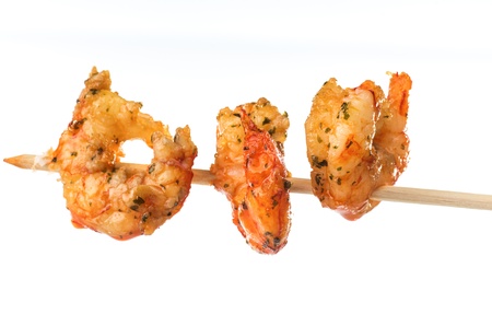 macro photography trinchadas three prawns on a wooden skewerの写真素材