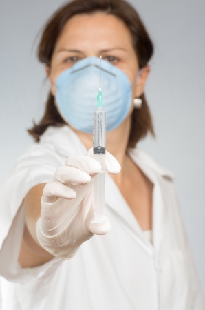 portrait of a doctor with an injection in her handの写真素材