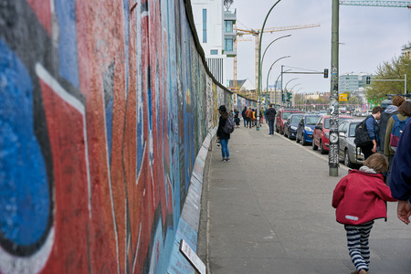 Tourists seeing the paints at the Eastside gallery in Berlinのeditorial素材