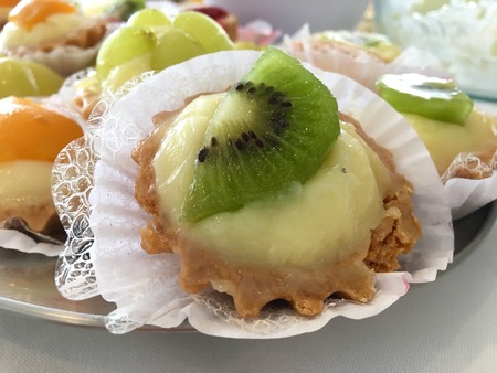Small fruit cake with a kiwi sliceの写真素材