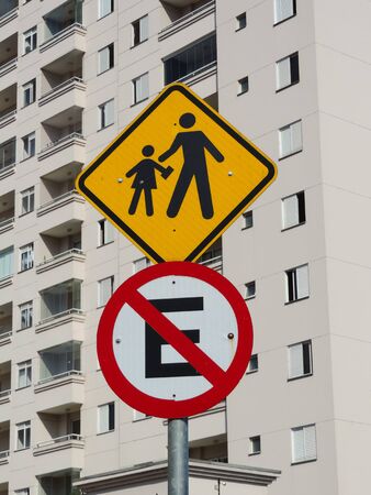 School and No Parking. Brazilian traffic signs.の写真素材