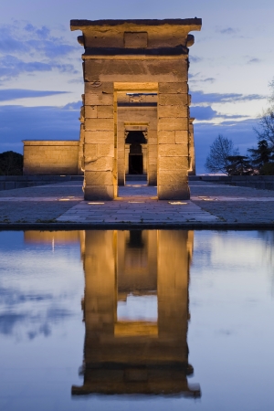 Reflection of the gate of an egyptian templeの写真素材