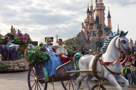 Cinderella and prince Charming in Disnayland Paris paradeのeditorial素材
