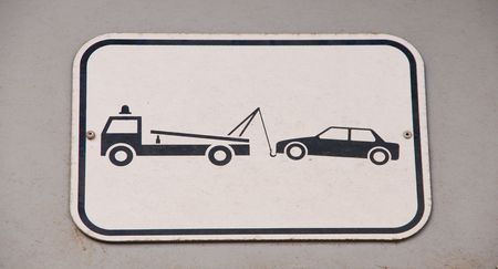 gray and black vehicles towing sign の写真素材
