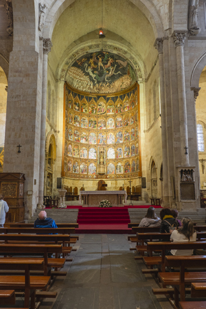 Main chapel of the Old Cathedral of Salamanca, Spain, with the altarpiece of the Italian artist Daniel Delli and fresco depicting the final judgment. XV century.のeditorial素材