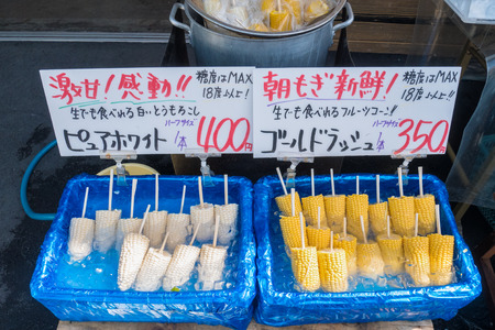 Otaru , Japan - July 27 ,2017 : White and yellow sweet corn in ice bucket on Otaru gourmet road , popular tourist destination. Juicy ans crispy fruit only for summer time.のeditorial素材