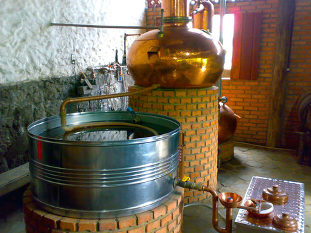 Tanque de destilaÃ§Ã£o de cachaÃ§a em alambique em Paraty, Rio de Janeiro, 2014.  Rum distillation tank still in Paraty, Rio de Janeiro, 2014.のeditorial素材