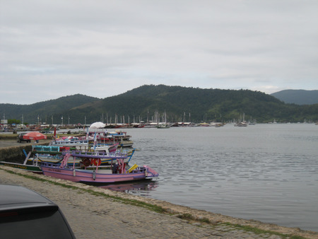 Tour boats in the port of Paraty - Serra do Mar in the background, Paraty, Rio de Janeiro, Brazil , in 2015.のeditorial素材