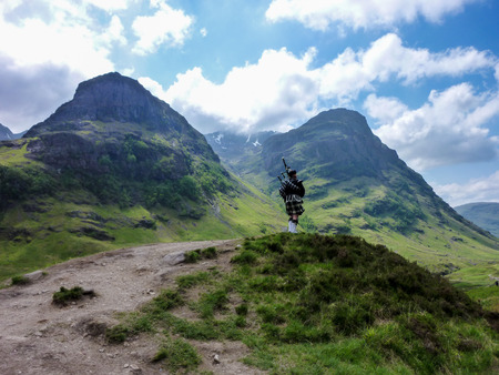Lone Bagpiper in the Highlands - Scotlandのeditorial素材
