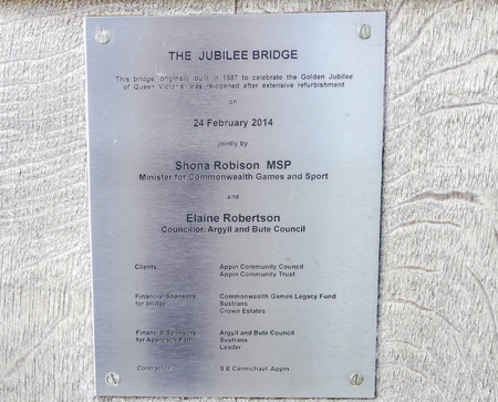 Oban / Scotland - May 30 2017 : Sign explaining that the Jubilee Bridge is originally built in 1887 to celebrate the Golden Jubilee of Queen Victoriaのeditorial素材