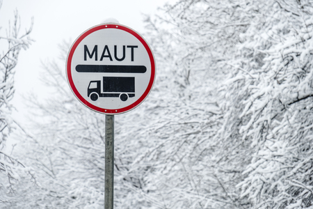 Real Maut sign for lorrys in the snow - Translation: tollの写真素材