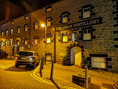 Oban / Scotland - October 10 2018 : The Oban distillery is producing in the middle of the townのeditorial素材