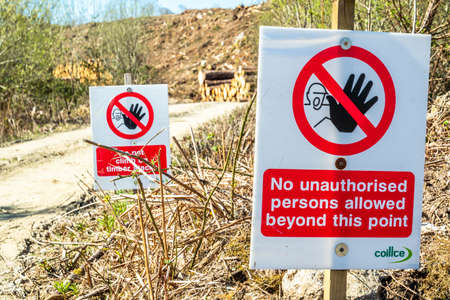 Clooney / Ireland - April 13 2020 : Sign warning not to climb on timber stacksのeditorial素材