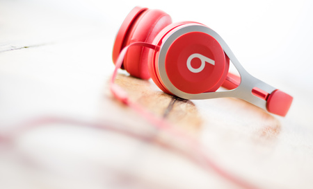 Alloa, Scotland - July 17 2019: Red Headphones, Beats by Dr. Dreのeditorial素材