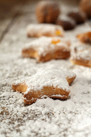 icinng sugar dusting on star shaped biscuitsの写真素材