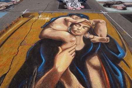 Curtatone, italy 16/08/2016: pavement street artist finishing painting over the asphalt in Madonnari word competition of chalk paintings, from the Sanctuary of the Blessed Virgin of Graces.のeditorial素材