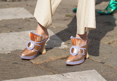MILAN - SEPTEMBER 22: Original shoes of fashionable woman in the street before ANTONIO MARRAS fashion show, during the Milan Fashion Week spring / summer 2018 on September 22, 2017 in Milan.のeditorial素材
