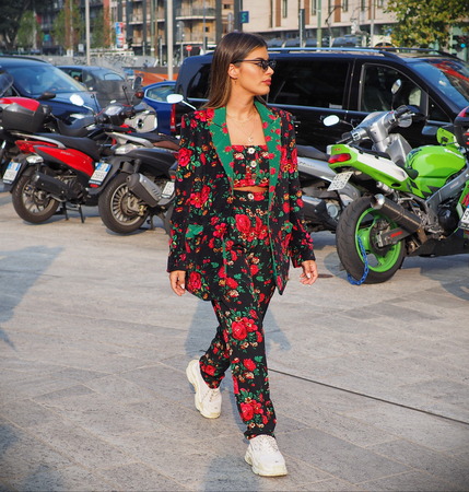 MILAN, Italy: 19 september 2018: Fashionable woman street style outfit before Alberta Ferretti fashion show during Milan fashion week Fall / winter 2018/2019.のeditorial素材