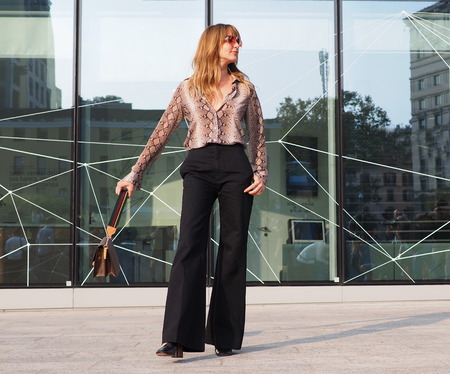 MILAN, Italy: 19 september 2018: Fashionable woman in street style outfit before Alberta Ferretti fashion show during Milan fashion week Fall / winter 2018/2019.のeditorial素材