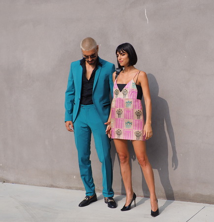 MILAN, Italy: 19 september 2018: Fashionable couple posing for photographers before Alberto Zambelli fashion show during Milan fashion week Fall / winter 2018/2019.のeditorial素材