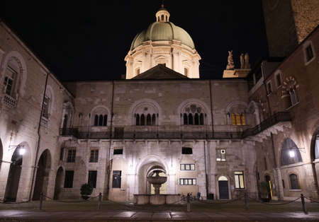 Broletto Palace of Brescia (Palazzo Broletto di Brescia), the large southern courtyard, with a fountain in the center Del Duomo Square. Lombardy, Italyのeditorial素材