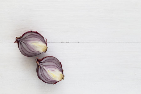 Red onion halvesの写真素材