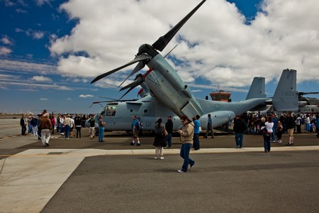 SAN CARLOS, CA - JUNE 19: Spectators observing Bell-Boeing V-22 Osprey on display at the Vertical Challenge 2010, June 19th, 2010, at the Hiller Aviation Museum in San Carlos CA. Bell-Boeing V-22 Osprey.  The Bell-Boeing V-22 Osprey is an American multi-mのeditorial素材