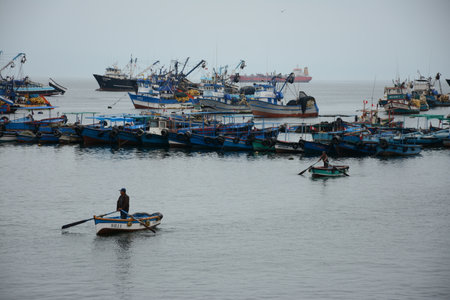 Una vista en el puerto de Ilo, Moquegua. Una maÃ±ana sin sol, los pescadores artesanales esperan buen tiempo para iniciar la jornada.のeditorial素材