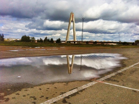 Bridge reflection in puddleの素材