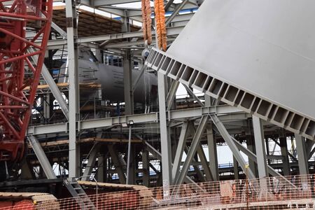 Installation of a distillation column at an oil refinery.