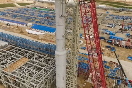 Installation of a distillation column at an oil refinery.