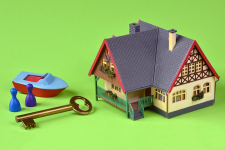 house with key on the green backgroundの写真素材