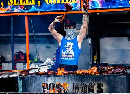 2019-06-01 Windsor, Ontario Canada Ribfest Food Festival Ribs Chicken Pulled Pork Barbecue Grill Cooking Boss Hogsのeditorial素材