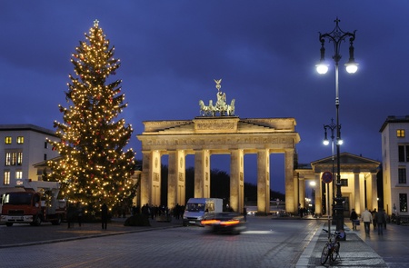 Christmas tree in front of the Brandenburg Gate at nightの写真素材