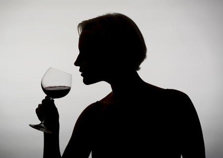 Frau trinkt Rotwein     young woman drinking red wineの写真素材