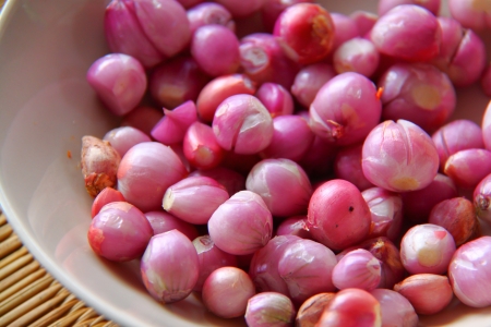 Red onions in a bowlの写真素材