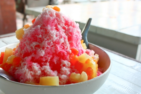 Delicious Snow Cone in White bowlの写真素材