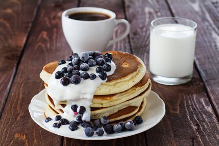 Pile of pancakes with blueberries
の写真素材