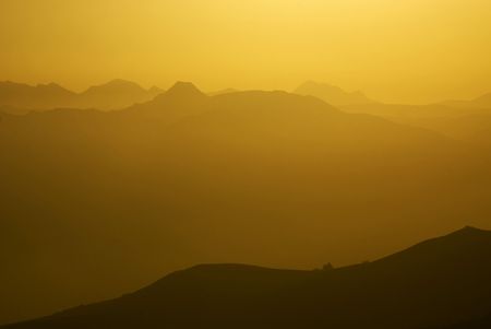Smoky gold gradiant at mountain sunset
の写真素材
