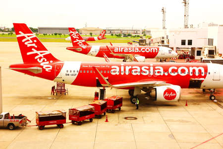 BANGKOK,THAILAND-5 SEPTEMBER;2019:Air Asia low cost airline loading cargo and luggage before departure.air staff working at apron  DON MUANG INTERNATIONAL AIRPORT in cloudy day.のeditorial素材