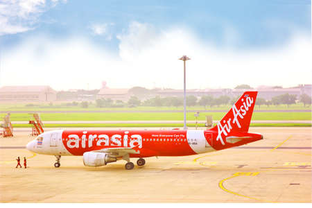 BANGKOK,THAILAND-5 SEPTEMBER;2019;ground crew on pushback take airplane to runway or taxiway at DON MUANG INTERNATIONAL AIRPORTのeditorial素材