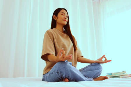 Asian woman  is meditating in lotus position t.close up  woman finger  in meditating in lotus position.の写真素材