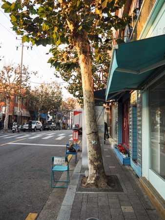 Seoul, South Korea - November 2017: Small shops selling antique in Itaewon Antique Streetのeditorial素材