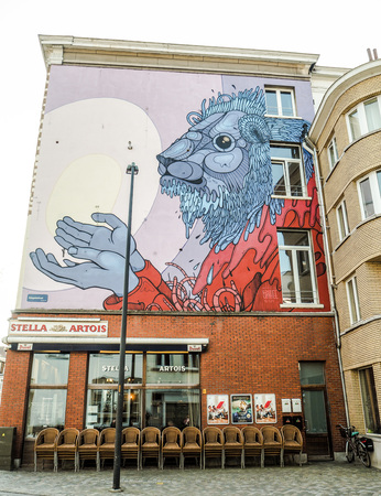 Mechelen, March 2018: Street art 'The gift' by city artist Gijs Van Hee at the Korenmarktのeditorial素材