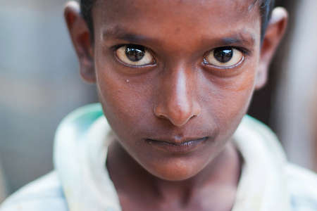 01/04/2015 India, Pushkar. Portrait of the indian kid with big dark eyesのeditorial素材