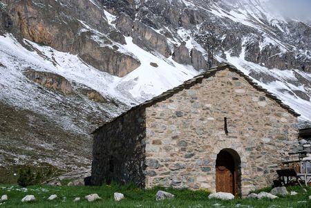 Little chapel attached to the mountain near Pralognan en Vanoise (France)の写真素材