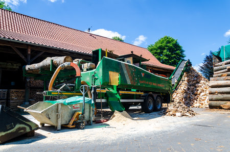 Lippetal, Germany - July 02, 2022: Sawmill, firewood processing machine (SpaltFix K-600 Vario, mobil â POSCH)のeditorial素材